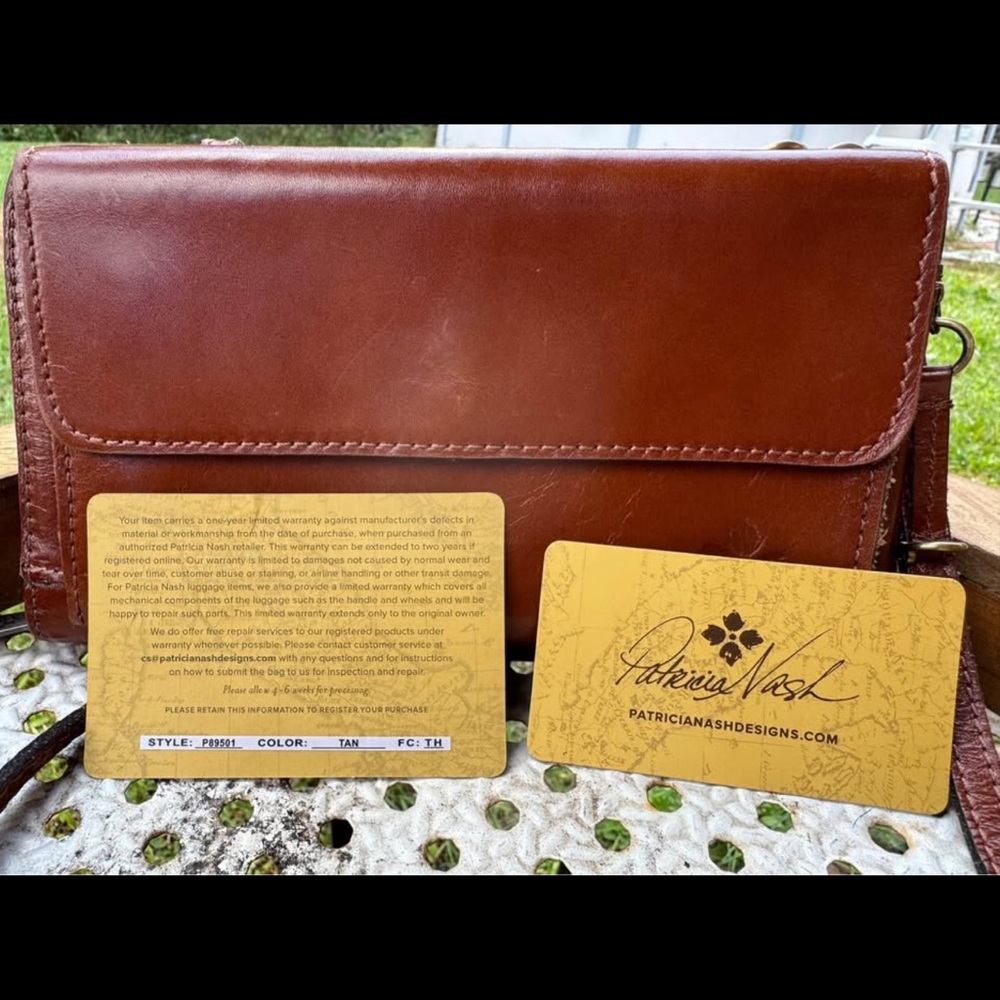 Wallet crossbody. Patricia Nash